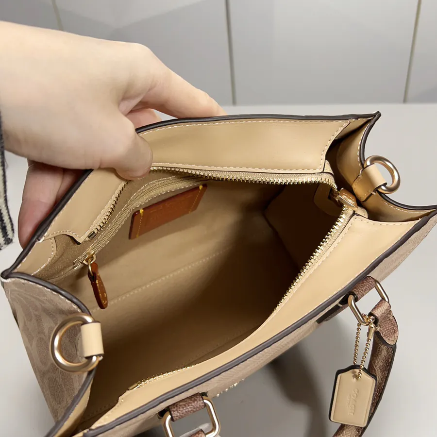 Maggie Tote Coach New Design with Logo Print