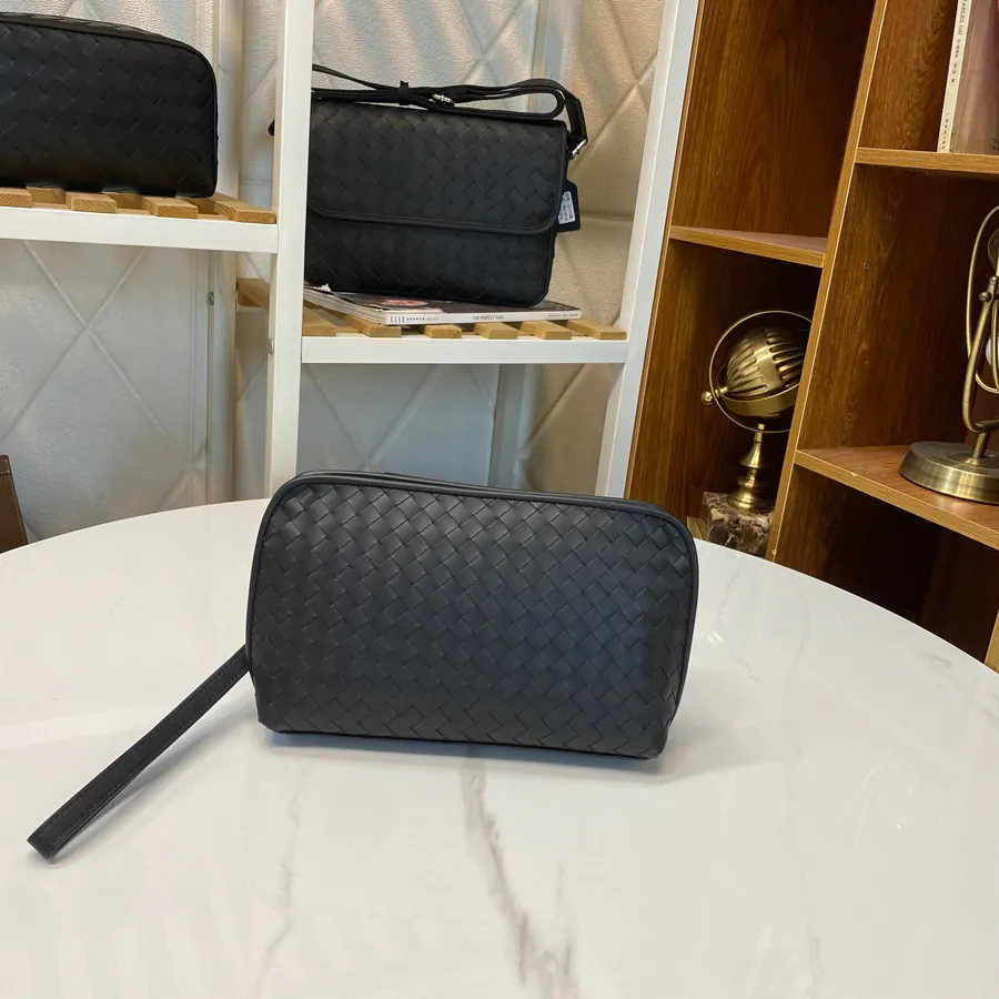P320 BV Bucket Bag in Black