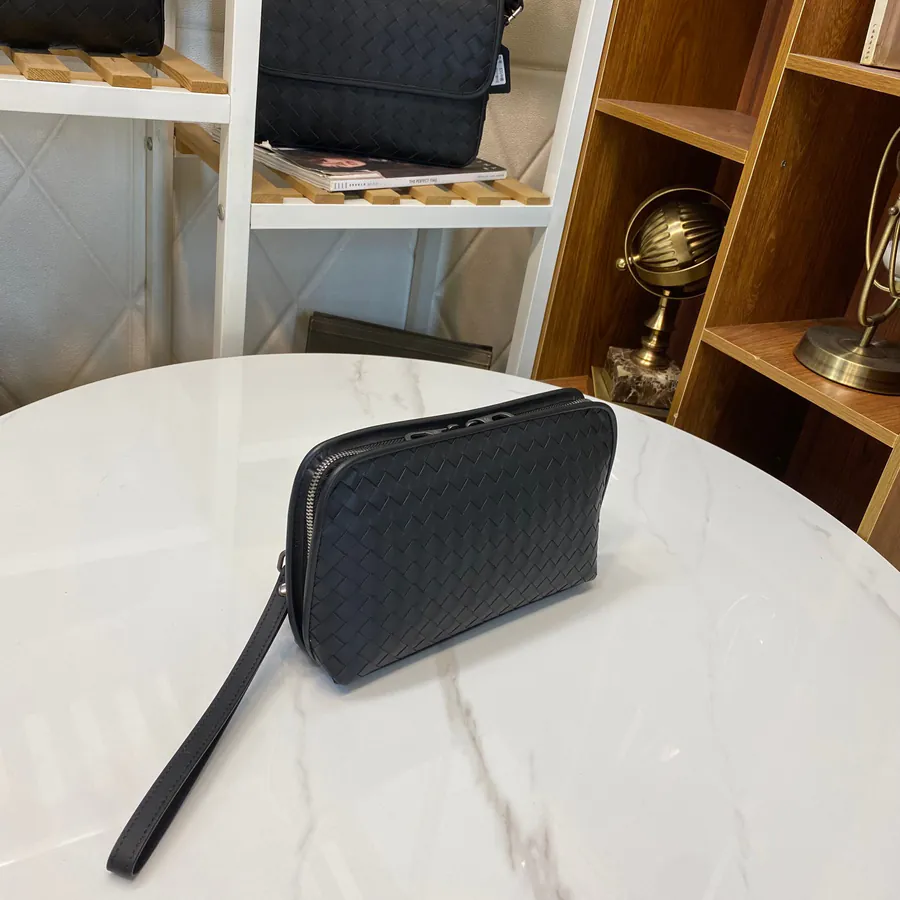 P320 BV Bucket Bag in Black