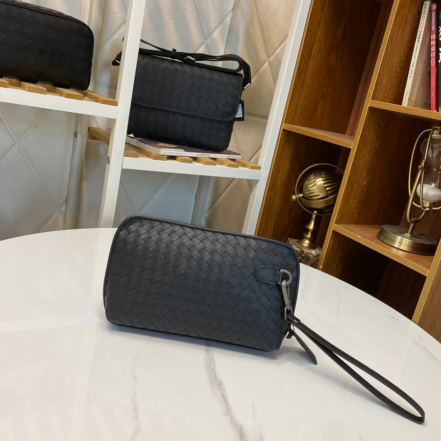 P320 BV Bucket Bag in Black