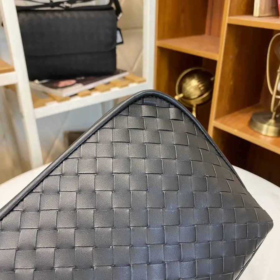 P320 BV Bucket Bag in Black
