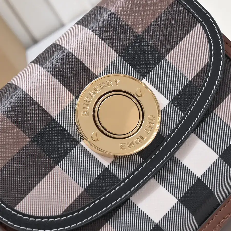 Burberry New Tote Bag with Grained Leather and Classic Pattern