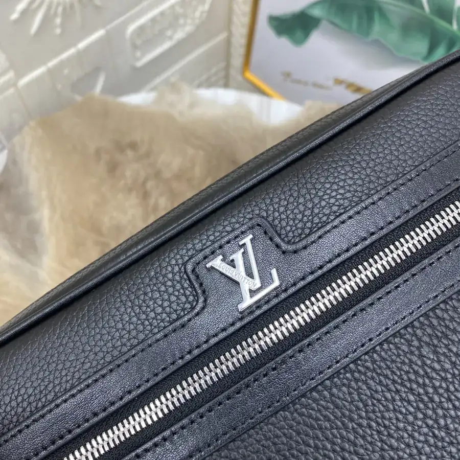 LV Louis Vuitton Bucket Bag in Grained Calfskin