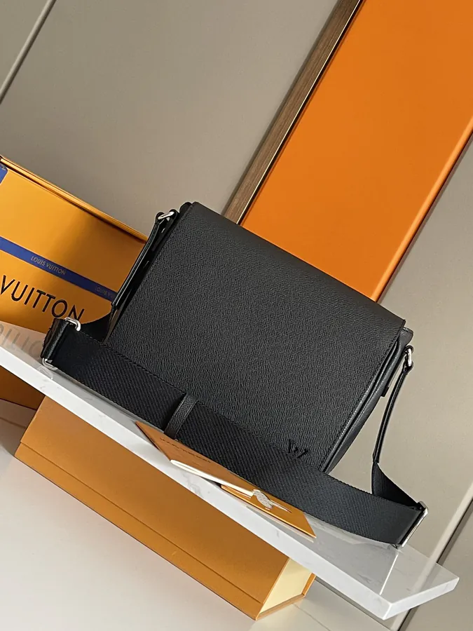 District Mini Messenger Bag Grained Taïga Leather