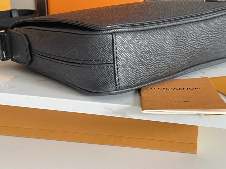 District Mini Messenger Bag Grained Taïga Leather
