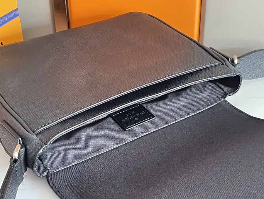 District Mini Messenger Bag Grained Taïga Leather