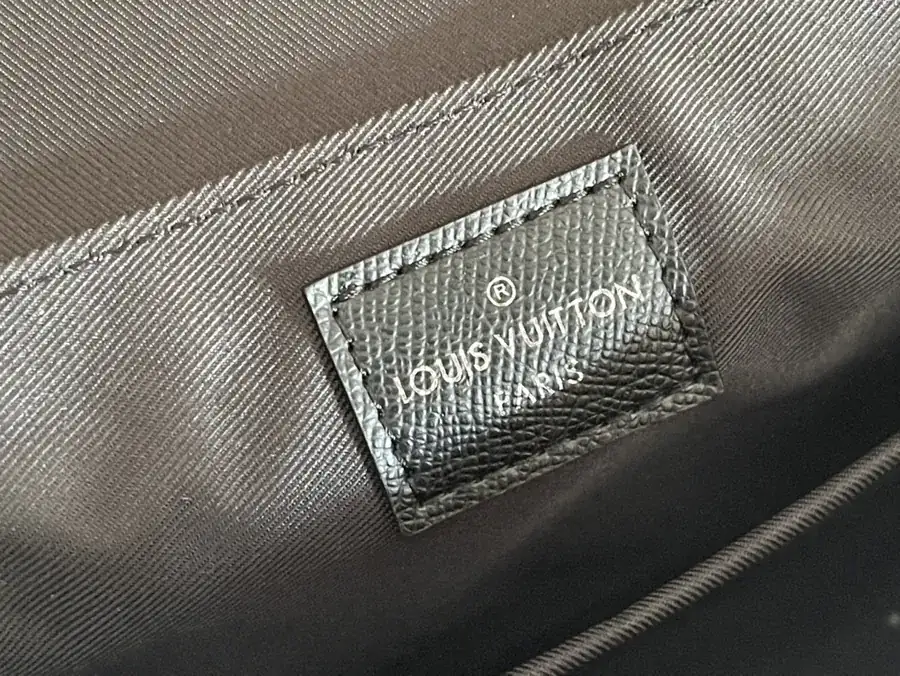 District Mini Messenger Bag Grained Taïga Leather