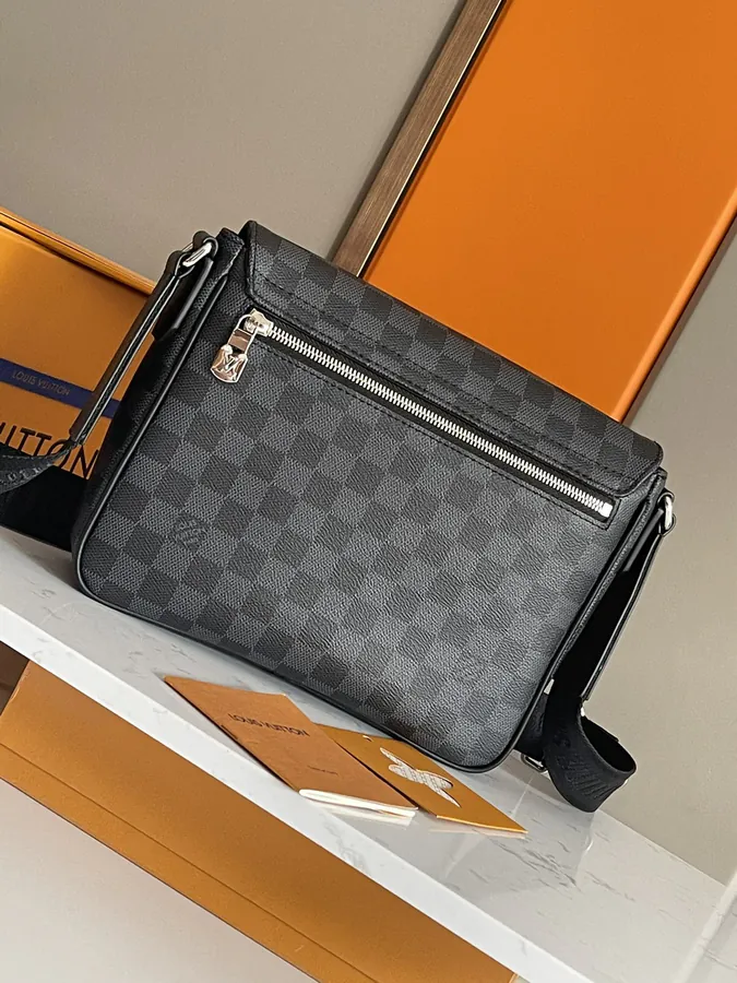 District Mini Briefcase in Taïga Leather