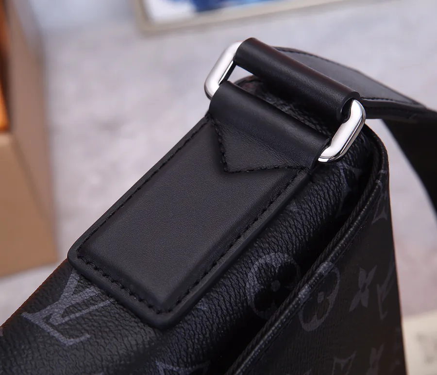 District Small Briefcase Elegant and Lightweight, Ideal for Daily Use