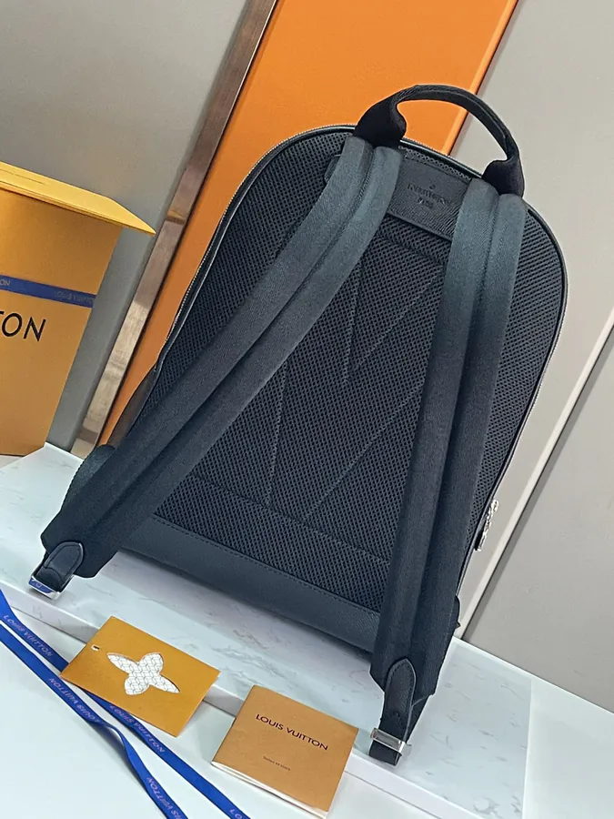 Adrian Shoulder Bag in Taïga Leather