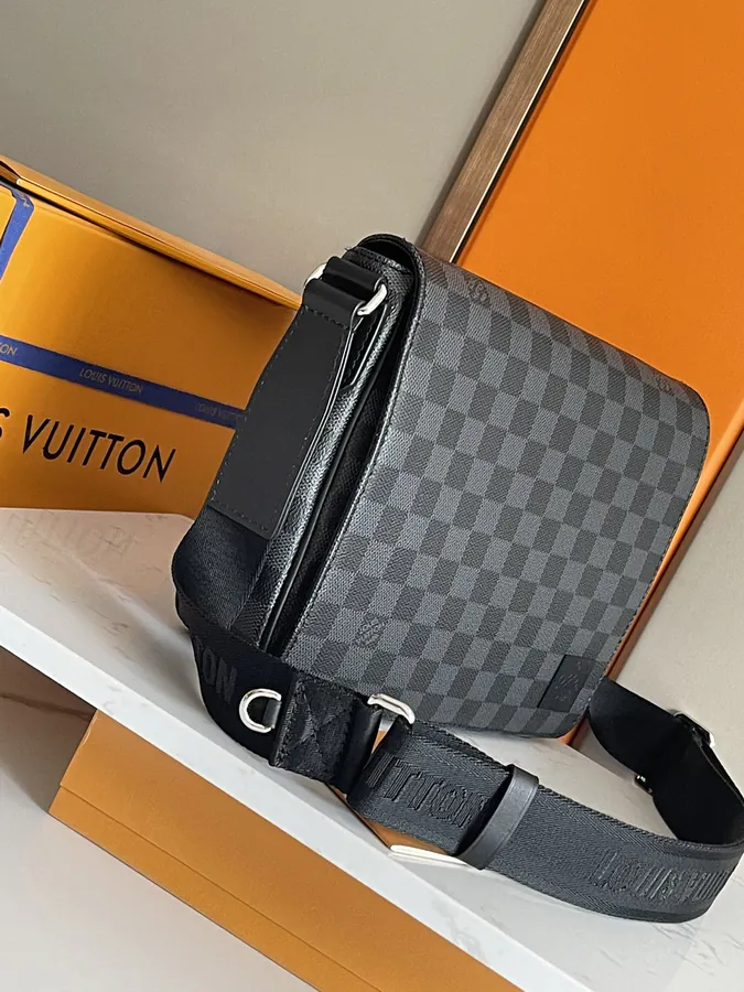 District Mini Messenger Bag Grained Taïga Leather
