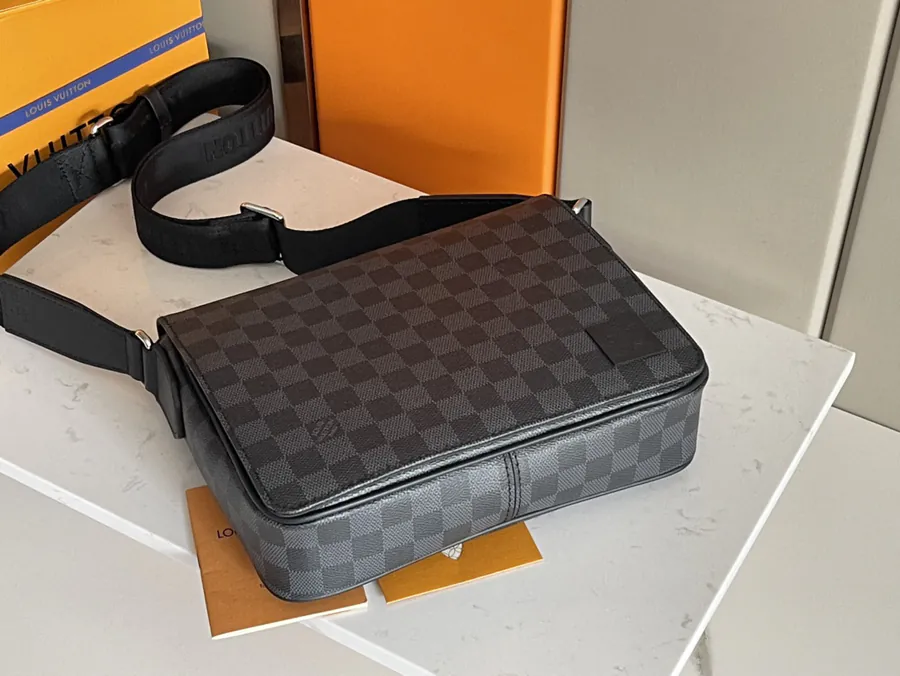 District Mini Messenger Bag Grained Taïga Leather