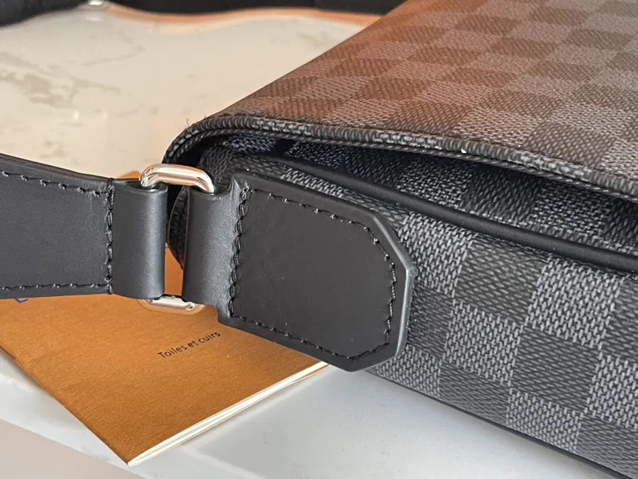 District Mini Messenger Bag Grained Taïga Leather