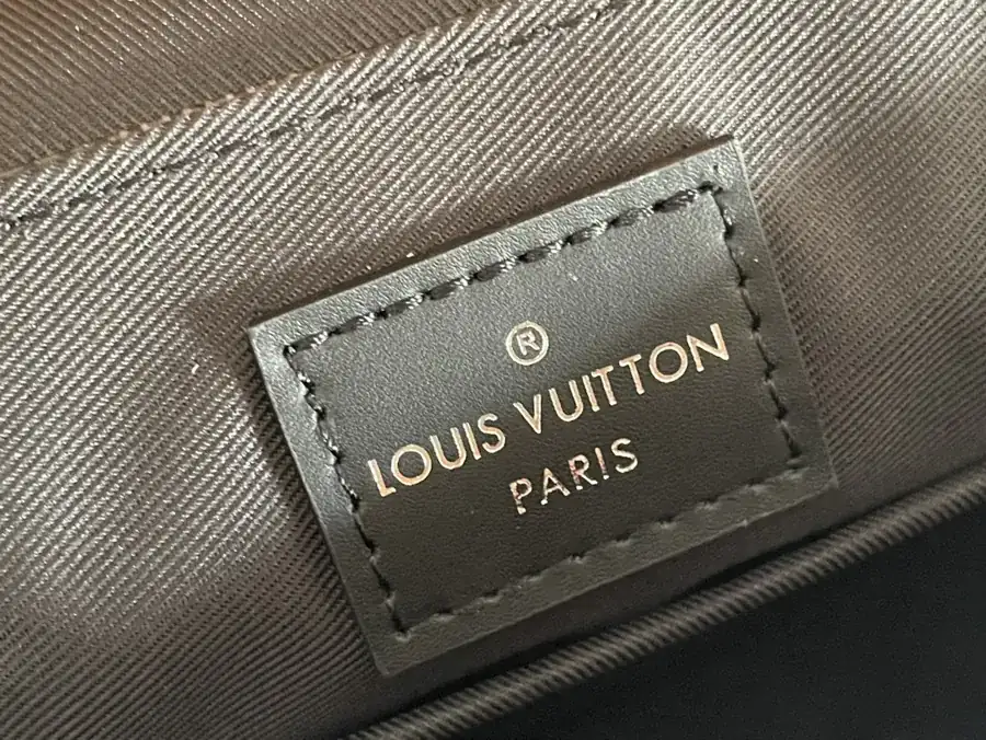 District Mini Messenger Bag Grained Taïga Leather