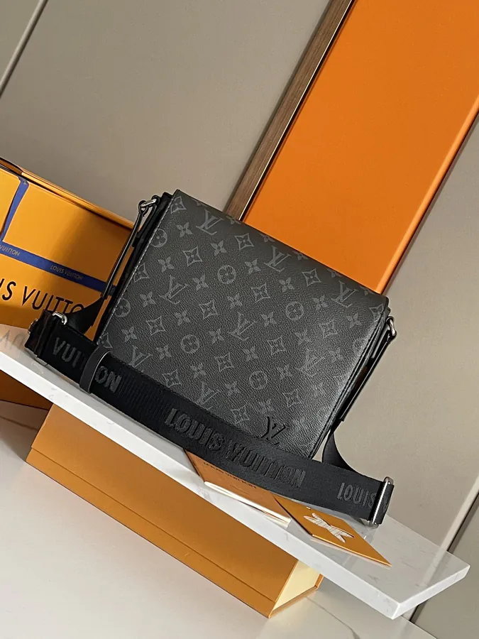 District Mini Messenger Bag with Grained Taïga Leather