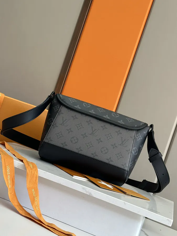Ulse Messenger Bag
