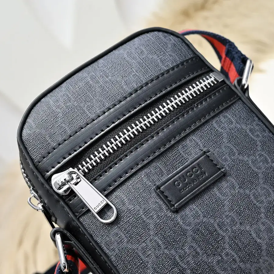 Gucci Men's Crossbody Bag Premium Leather, Stylish and Versatile