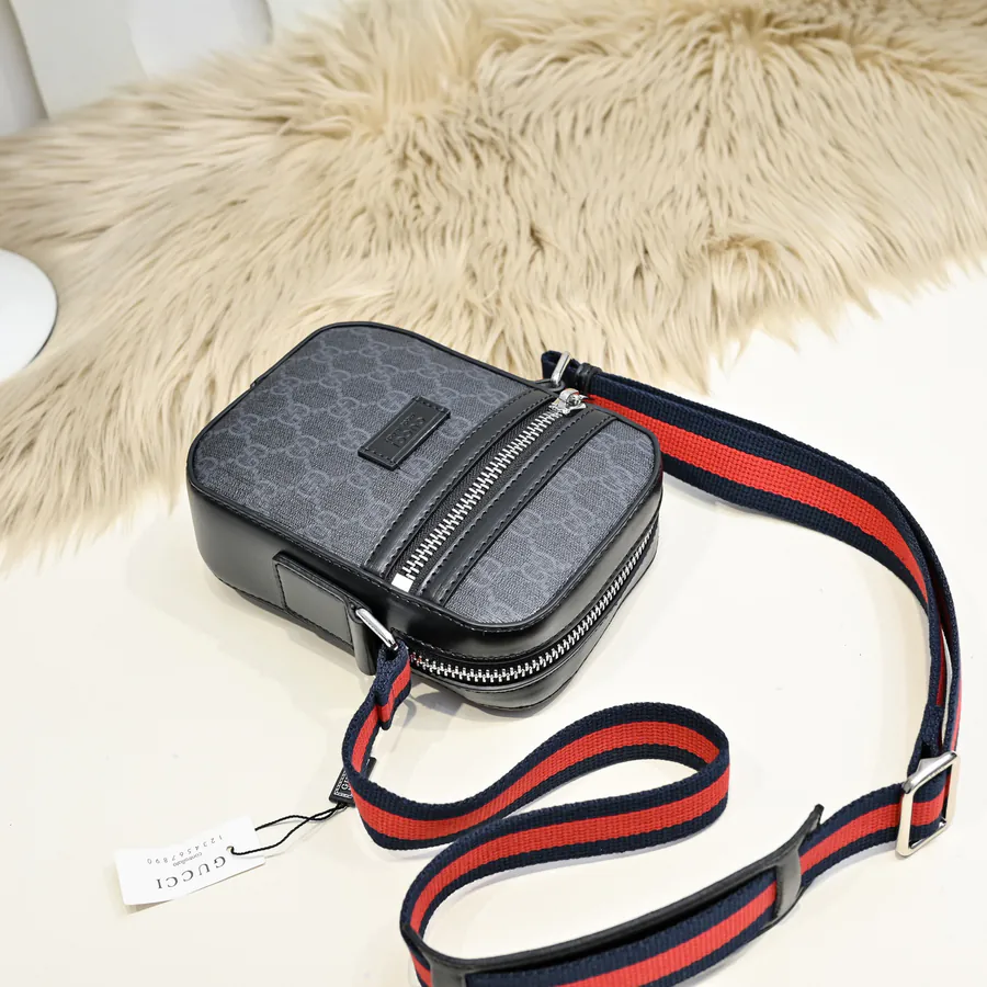 Gucci Men's Crossbody Bag Premium Leather, Stylish and Versatile