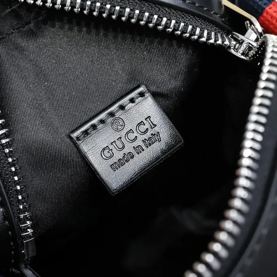 Gucci Men's Crossbody Bag Premium Leather, Stylish and Versatile