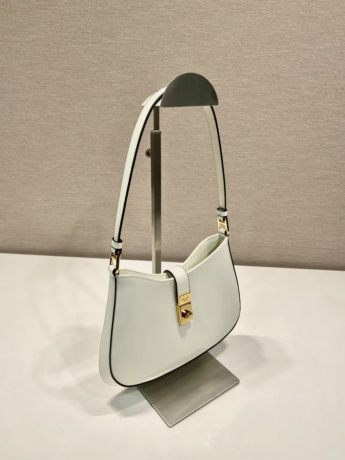 Cheo Shoulder Bag Premium Leather, Versatile Style