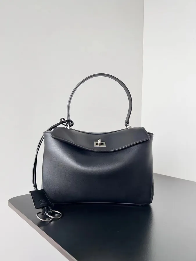 BaleNCIAGA Rodeo Oversized Bag with a Chic and Comfortable Feel