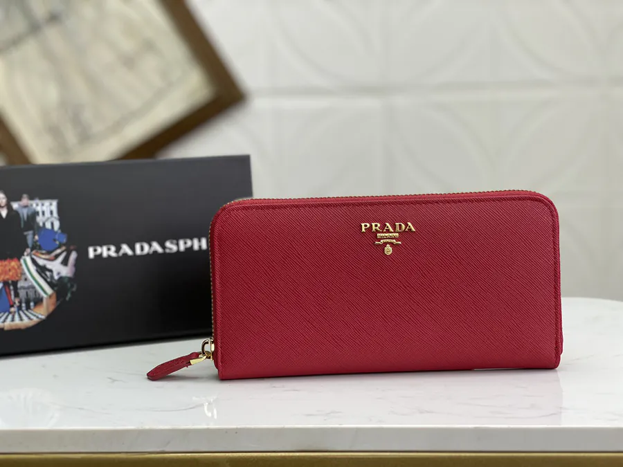 Classic Single Zip Wallet in Grained Calfskin
