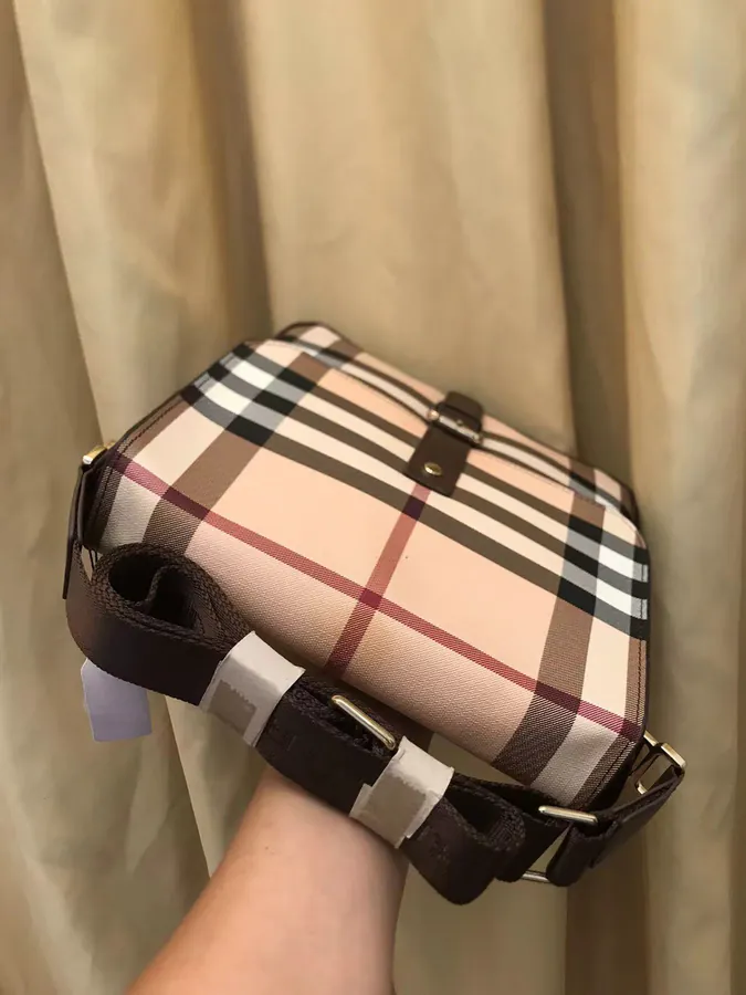 B Family 2023 New Crossbody Bag, Medium Size, Elegant and Practical