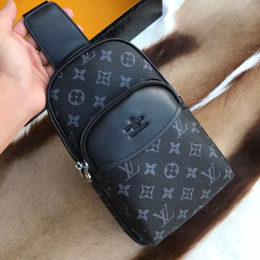 New Background V Family Style V Chest Bag