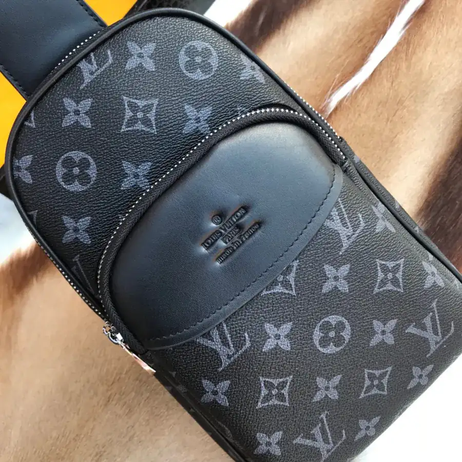 New Background V Family Style V Chest Bag