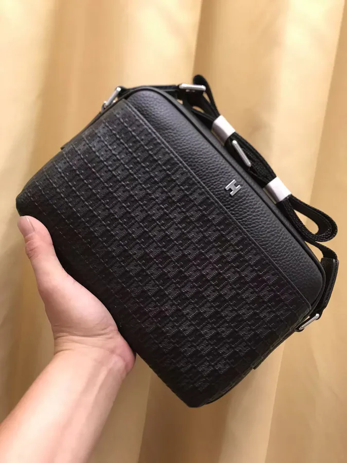 2023 V Brand New Crossbody Bag Classic Design with Zipper Details