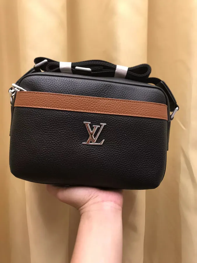 2023 V Collection New Crossbody Bag Grained Calfskin, Classic Design