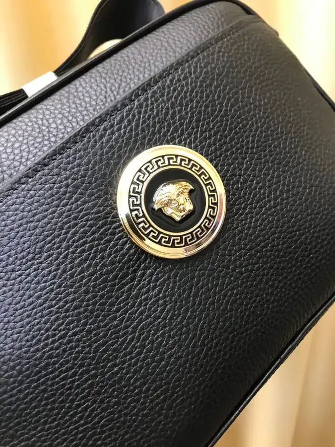 2021 New Fanjia Crossbody Bag Classic Design with Zippered Pockets