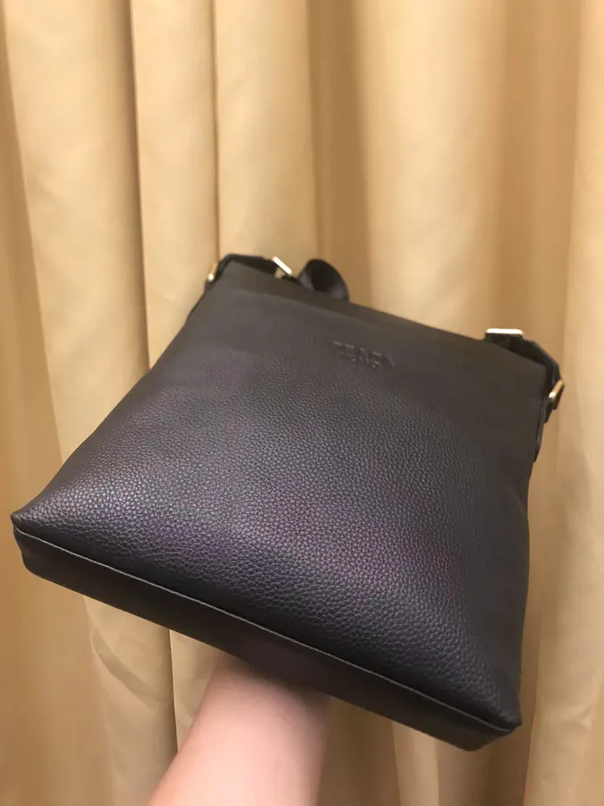 2023 V Brand New Crossbody Bag Classic Design with Zipper Detail