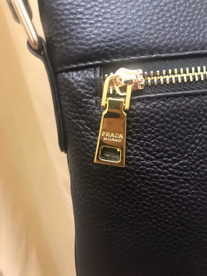 2023 V Brand New Crossbody Bag Classic Design with Zipper Detail