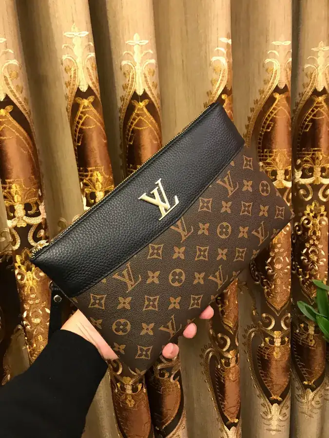 V Home Men's Wallet in Grained Calfskin