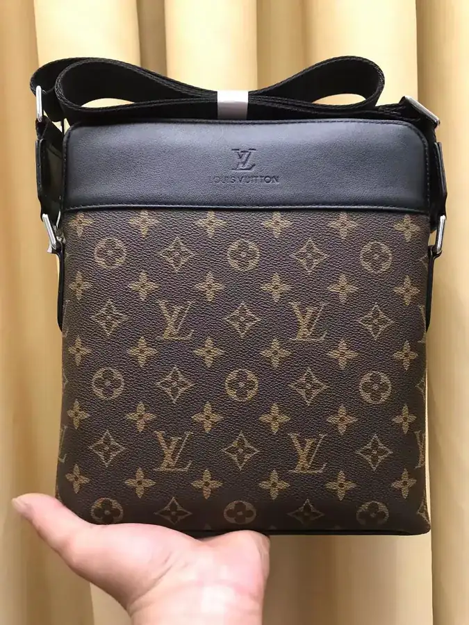 V Brand New Arrival Bucket Bag with Classic Monogram Design