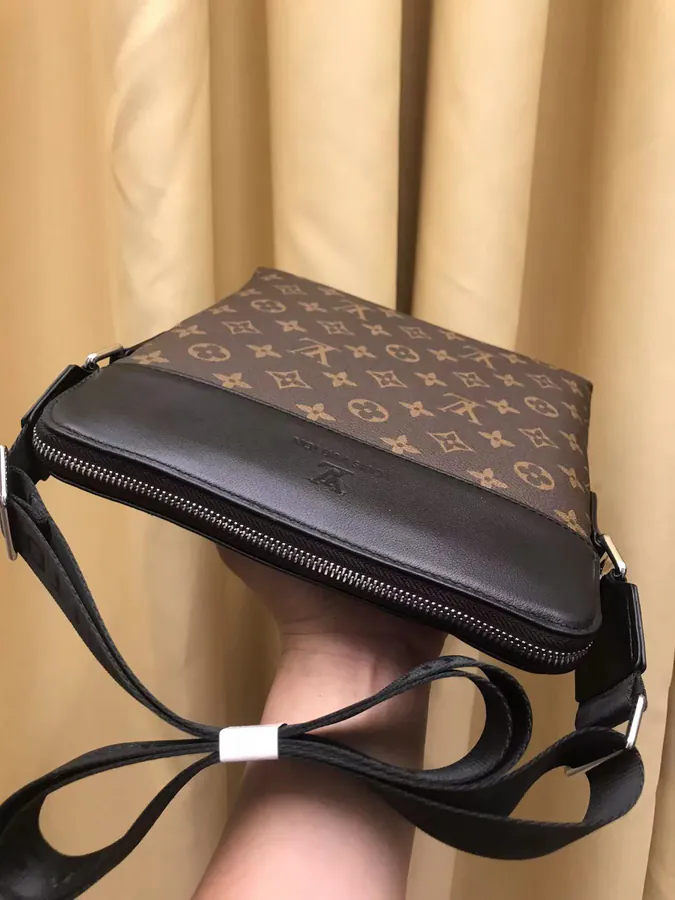 V Brand New Arrival Bucket Bag with Classic Monogram Design