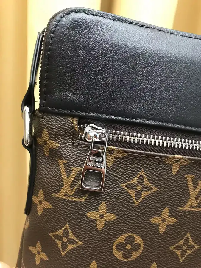V Brand New Arrival Bucket Bag with Classic Monogram Design