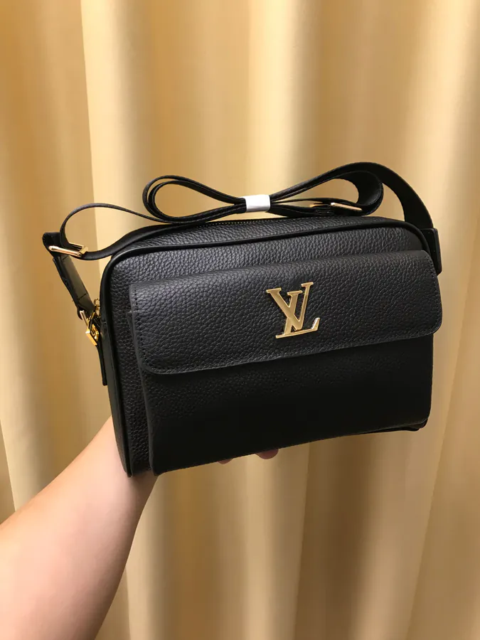 2021 V Home Latest Crossbody Bag with Flip Cover