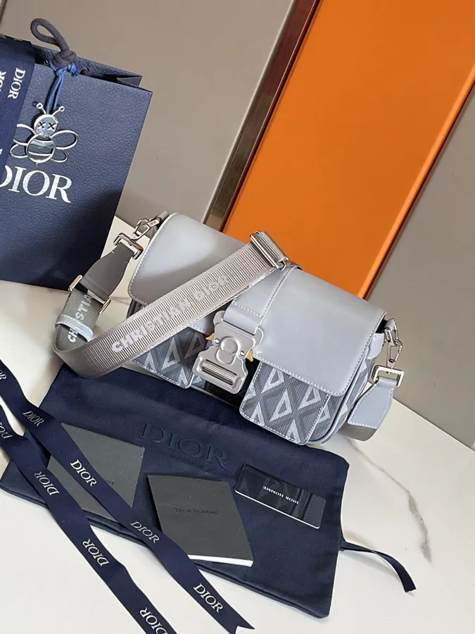 Hit the Road Handbag with Shoulder Strap Modern Style, Luxury Design