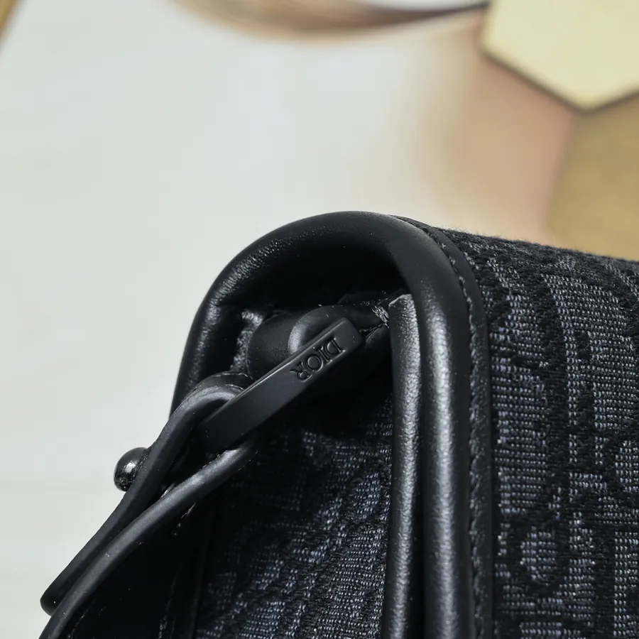 DIO.R Gallop Messenger Bag Minimalist Design