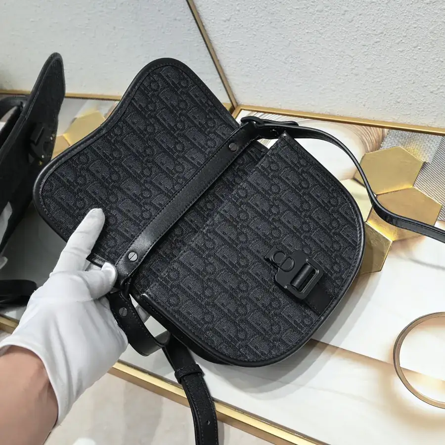 DIO.R Gallop Messenger Bag Minimalist Design