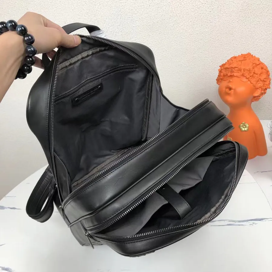 BOTTEGA 顶级打蜡胎牛皮手袋