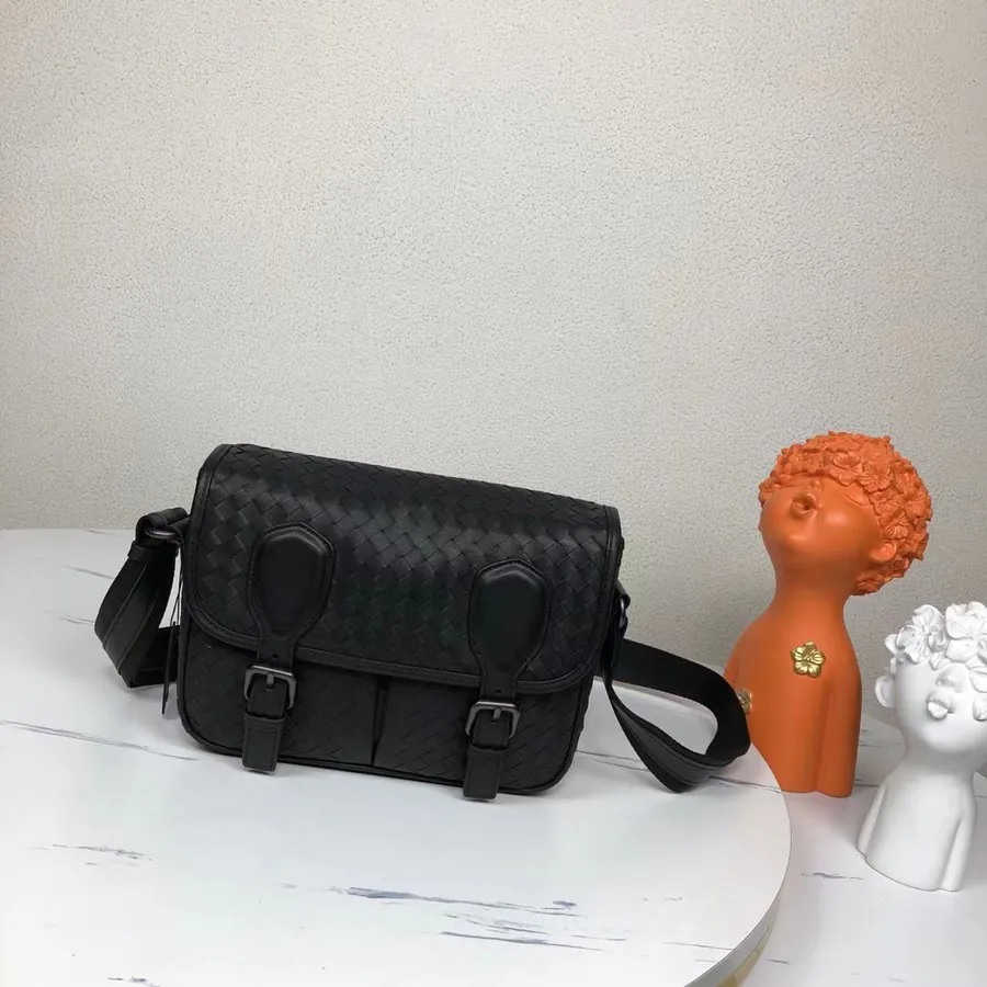 520 BV Woven Messenger Bag Classic Design
