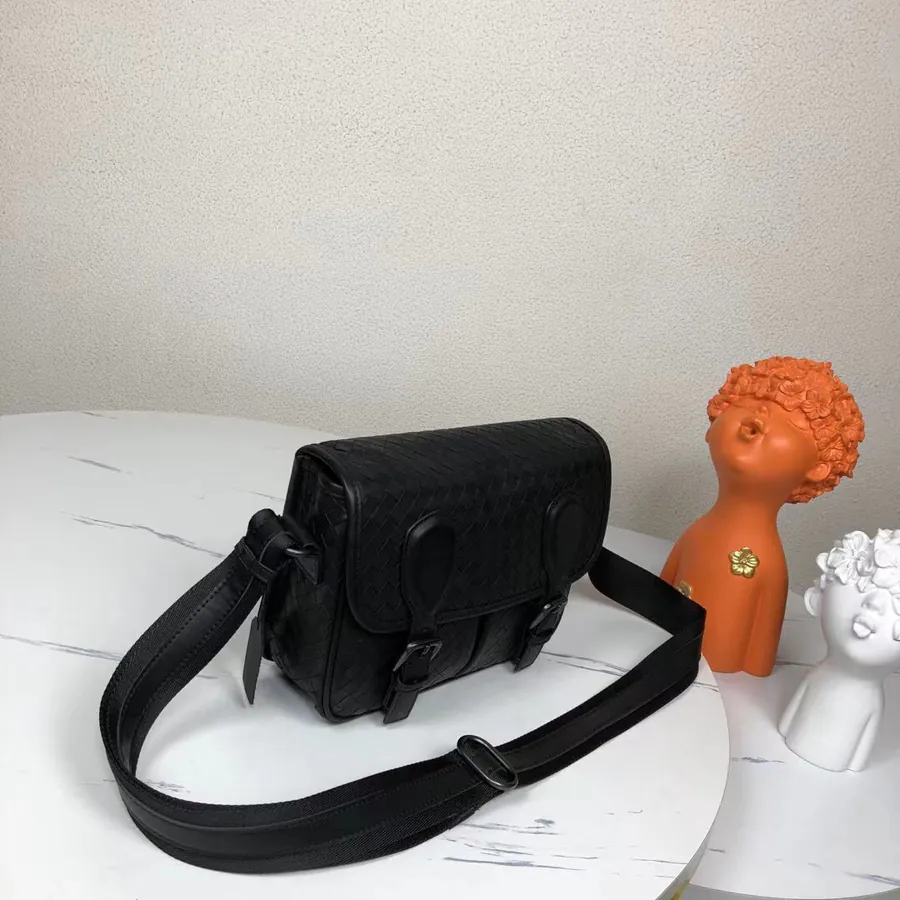 520 BV Woven Messenger Bag Classic Design