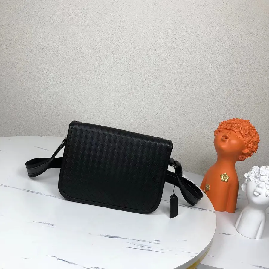 520 BV Woven Messenger Bag Classic Design