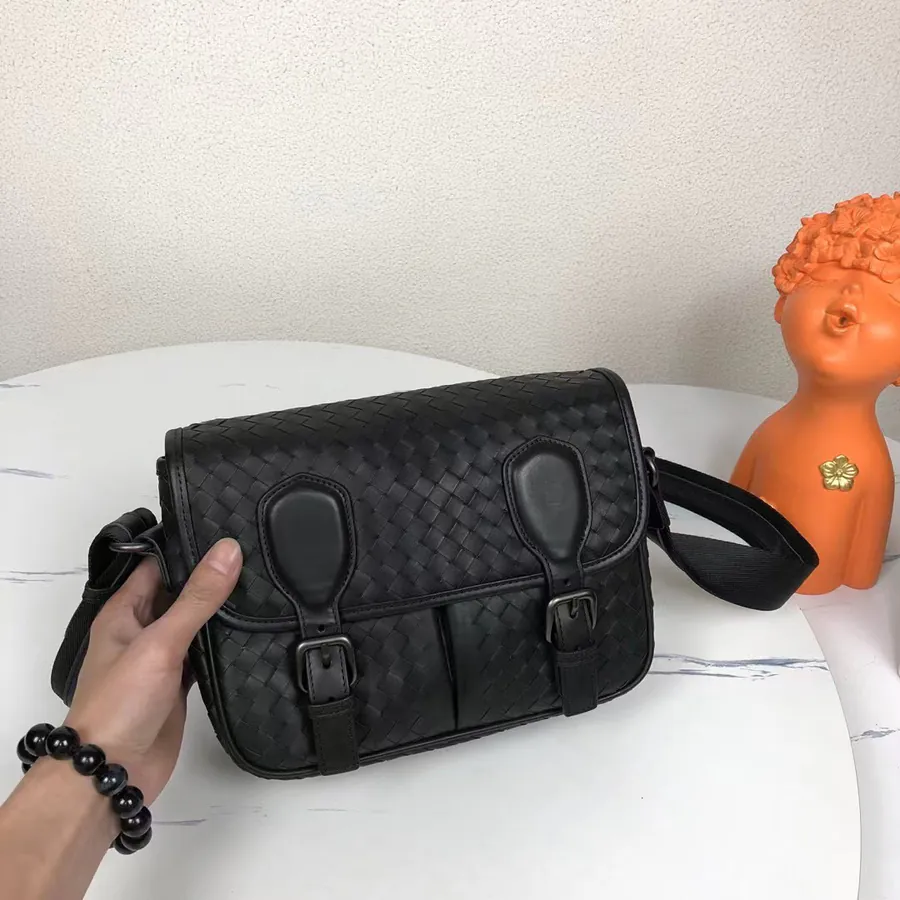 520 BV Woven Messenger Bag Classic Design