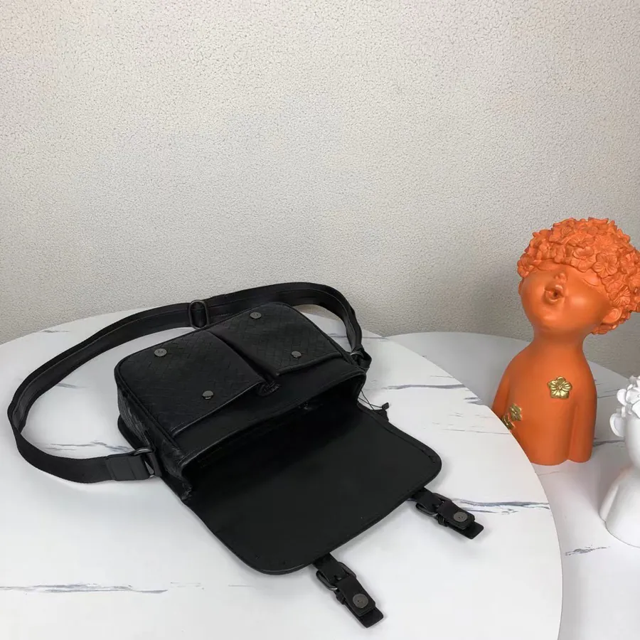 520 BV Woven Messenger Bag Classic Design