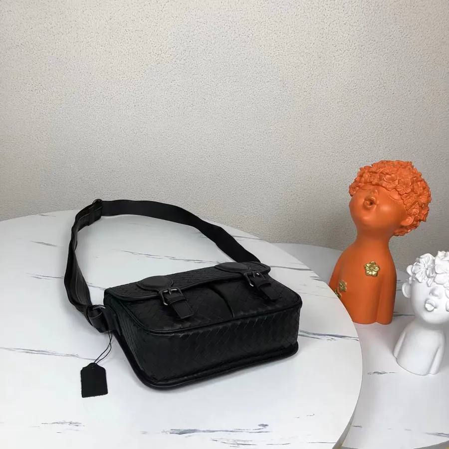 520 BV Woven Messenger Bag Classic Design