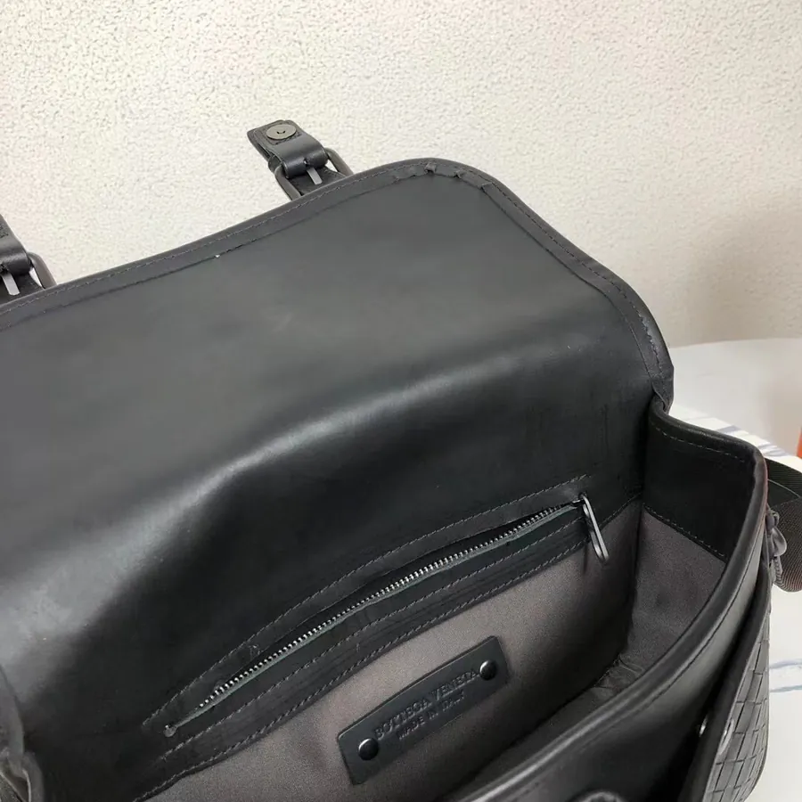 520 BV Woven Messenger Bag Classic Design